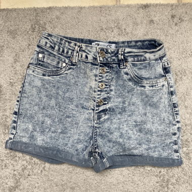 Kurze high waist hose mit mehreren Knöpfen