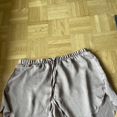 Short mauve effet satin 