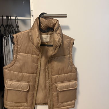 Beige ärmellose Steppjacke