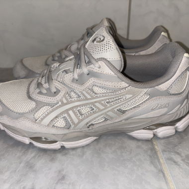 Chaussures de course ASICS grises