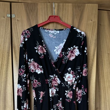 Schwarzes Langarm Kleid mit Blumen Muster