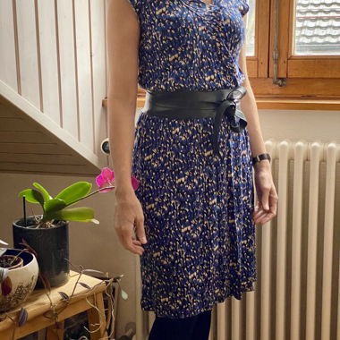 Blaues Kleid mit Muster