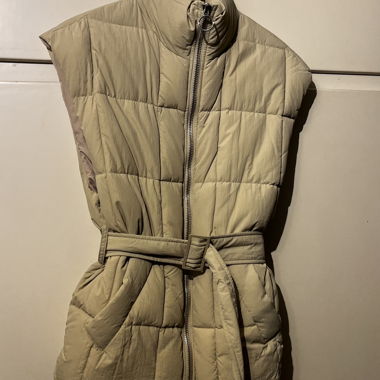 Doudoune sans manches avec ceinture