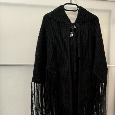 Schwarzer Poncho