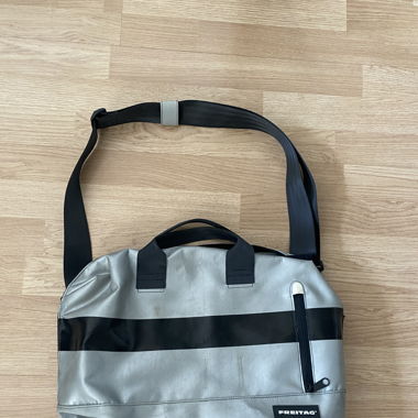 Freitag Laptoptasche medium silber/grau