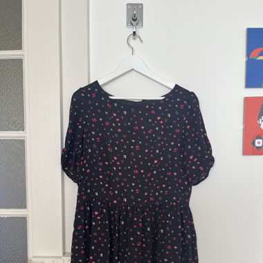 Robe noire à fleurs