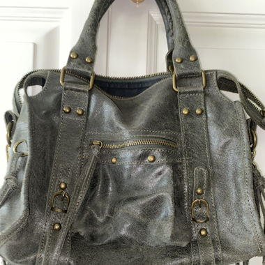 Leather shoulder bag with very nice details