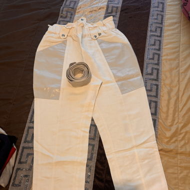 Pantalon en tissu avec poches et ceinture en cuir 