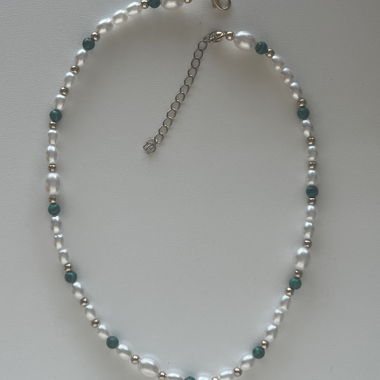 Collier de perles avec perles vertes et éléments dorés