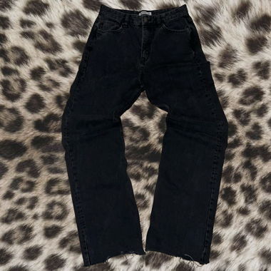 BLACK STRAIGHT-LEG JEANS
