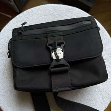 MAINS schwarze Umhängetasche (Skepta's Brand)