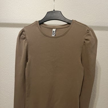 Pull beige à épaule légèrement bouffante