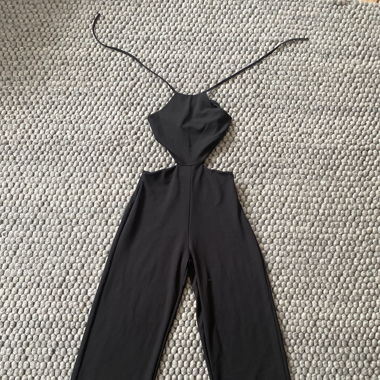 Schwarzer Jumpsuit zum Schnüren 