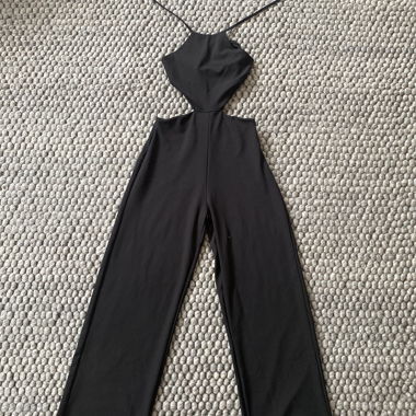 Schwarzer Jumpsuit zum Schnüren 