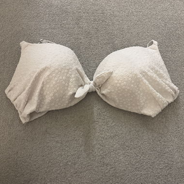 Weisses Bikinioberteil