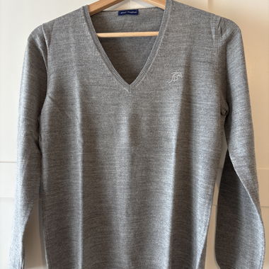 Grauer V-Pullover Anna Scarpati