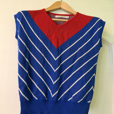 Gilet in maglia rosso e blu