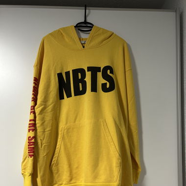 Gelber Hoodie(kleid), NBTS