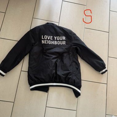 Bomberacke mit  Love your Neighbour Aufdruck