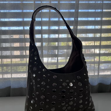 Schwarze gepunktete Handtasche