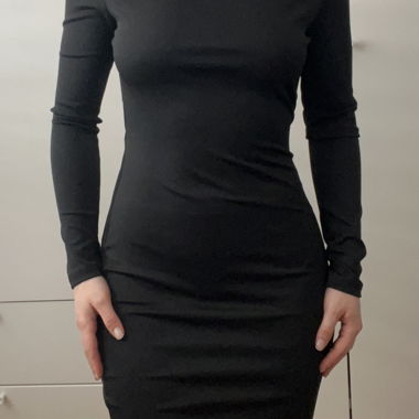 Schwarzes Kleid mit offenem Rücken