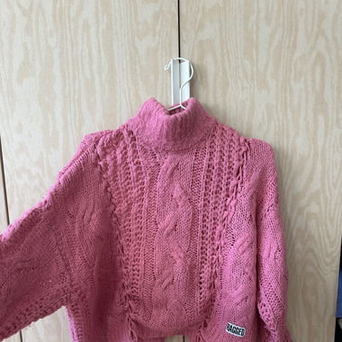 Cute pink Turtleneck with details
