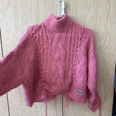 Cute pink Turtleneck with details