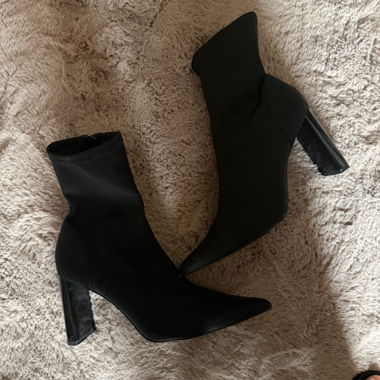 Schwarze Stiefeletten mit Absatz