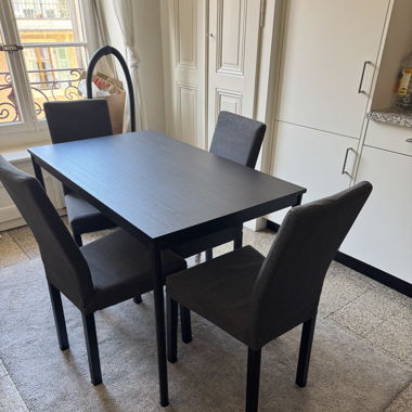 Salle à manger tables et  4 chaises 