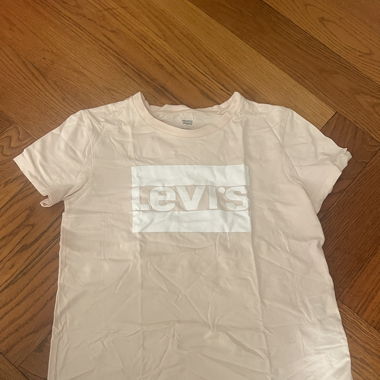 Rosa Levis T-Shirt