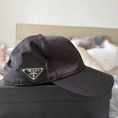 Schwarze Prada-Cap
