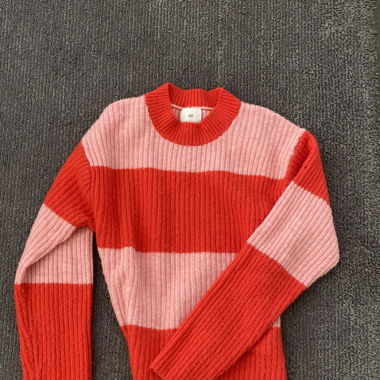 Pink und Rot gestreifter Pulli
