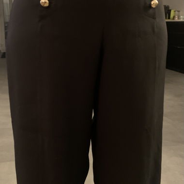 Pantalon noir taille haute à boutons dorés