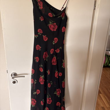 Schwarzes Kleid mit Rosen MNG