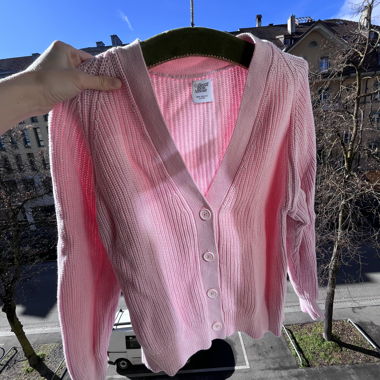 Rosa Strick-Cardigan mit Knöpfen