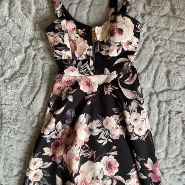 Schwarzes und rosafarbenes Blumen-Kleid