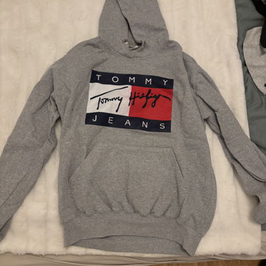 Tommy Hilfiger grey hooded sweatshirt