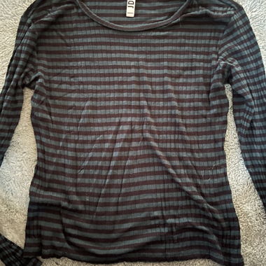 maglia a maniche lunghe verde e nera a righe