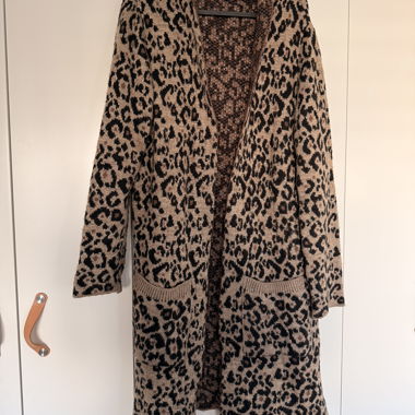 Knee-length leopard cardigan