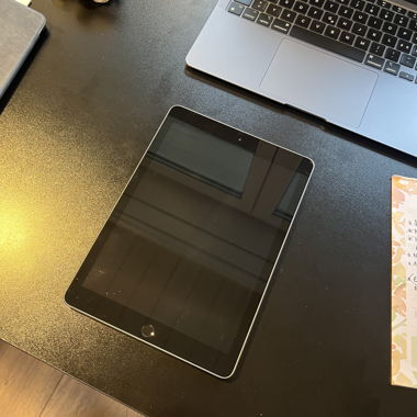 Apple iPad (6e génération) avec housse