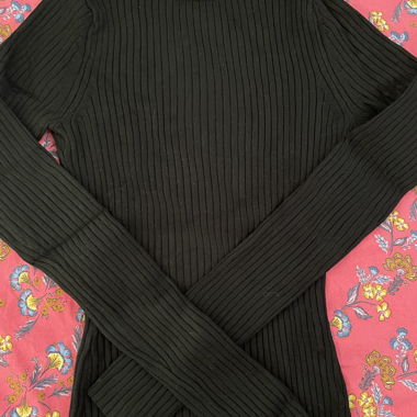 Schwarzer Rippstrick-Pullover