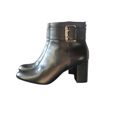 Schwarze Lederstiefel mit Goldschnalle