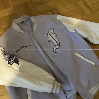 Giacca varsity lilla e bianca