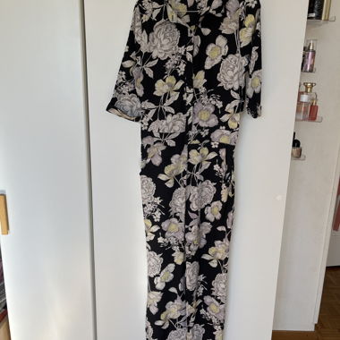 Schwarzer Blumenoverall