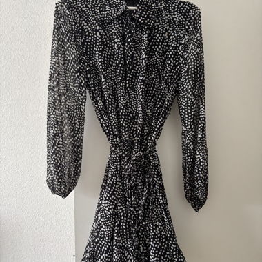 Gemustertes Hemdkleid mit Bindegurt