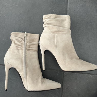 Bottines en daim à talons beige 