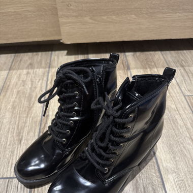 Schwarze Stiefeletten mit Absatz