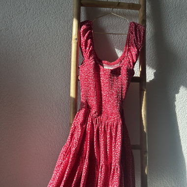 rotes blumenkleid
