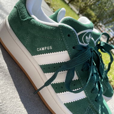 Grüne Adidas Campus