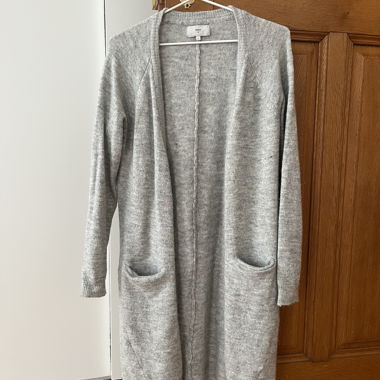 Cardigan lungo grigio lavorato a maglia